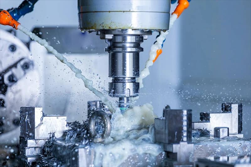 CNC machining with cutting fluid